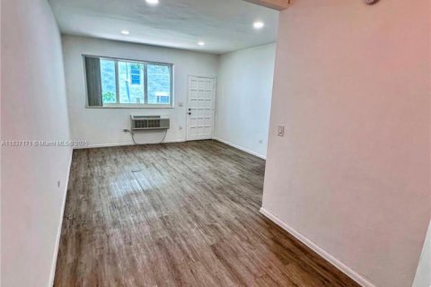 Apartamento en alquiler en Surfside, Florida, 46.45 m2 № 1826081 - foto 1