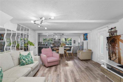 House in Miami, Florida 3 bedrooms, 133.97 sq.m. № 1940350 - photo 11