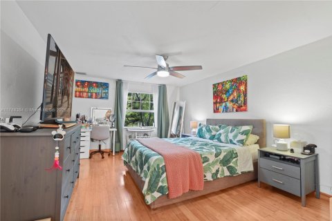 House in Miami, Florida 3 bedrooms, 133.97 sq.m. № 1940350 - photo 13