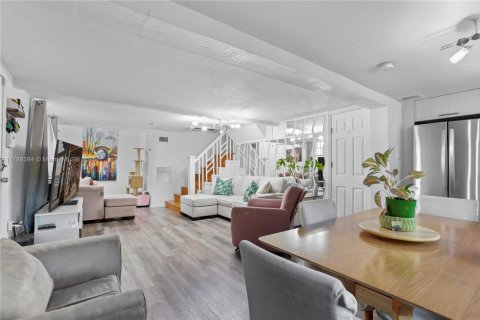 House in Miami, Florida 3 bedrooms, 133.97 sq.m. № 1940350 - photo 12