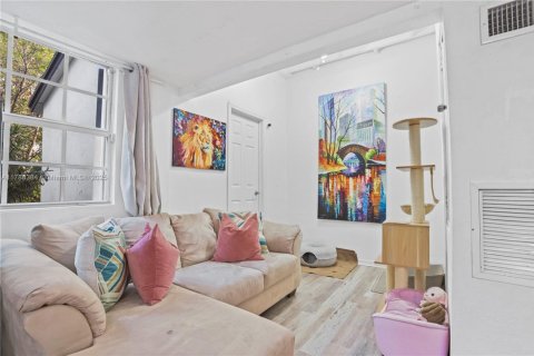 House in Miami, Florida 3 bedrooms, 133.97 sq.m. № 1940350 - photo 8