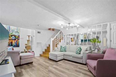 House in Miami, Florida 3 bedrooms, 133.97 sq.m. № 1940350 - photo 7