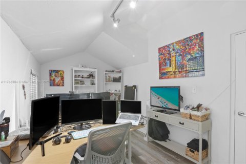 House in Miami, Florida 3 bedrooms, 133.97 sq.m. № 1940350 - photo 10