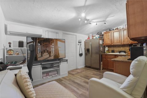 House in Miami, Florida 3 bedrooms, 133.97 sq.m. № 1940350 - photo 20