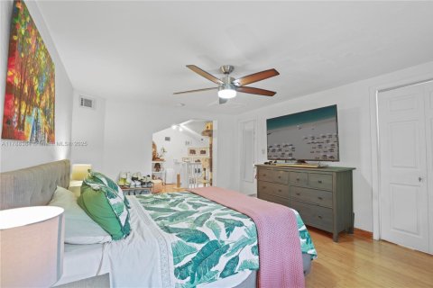 House in Miami, Florida 3 bedrooms, 133.97 sq.m. № 1940350 - photo 17