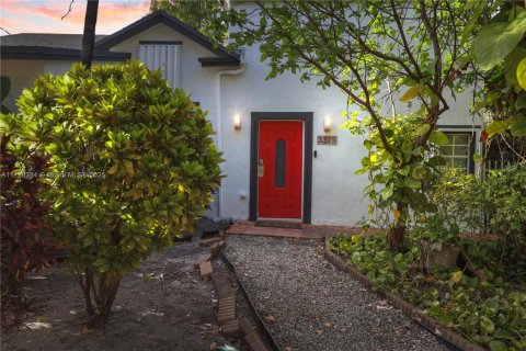 House in Miami, Florida 3 bedrooms, 133.97 sq.m. № 1940350 - photo 1