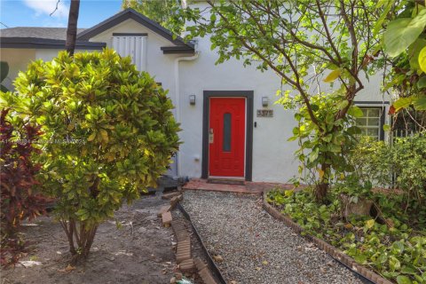 House in Miami, Florida 3 bedrooms, 133.97 sq.m. № 1940350 - photo 2