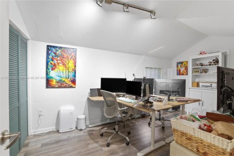 House in Miami, Florida 3 bedrooms, 133.97 sq.m. № 1940350 - photo 9