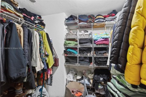 House in Miami, Florida 3 bedrooms, 133.97 sq.m. № 1940350 - photo 16