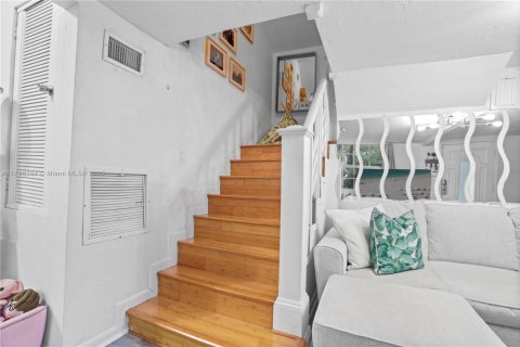 House in Miami, Florida 3 bedrooms, 133.97 sq.m. № 1940350 - photo 19