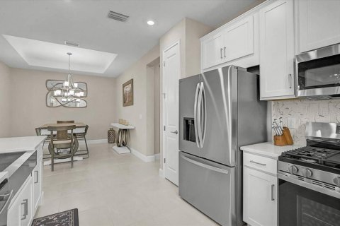 House in Sarasota, Florida 2 bedrooms, 142.14 sq.m. № 2232795 - photo 12