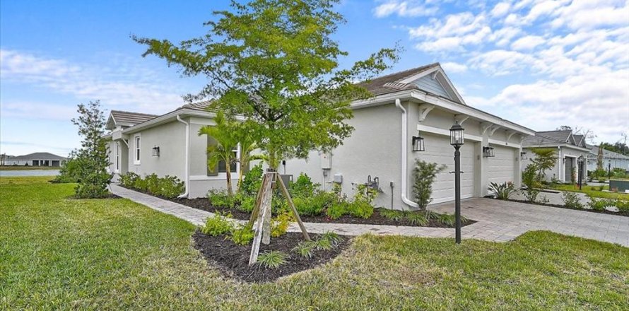House in Sarasota, Florida 2 bedrooms, 142.14 sq.m. № 2232795