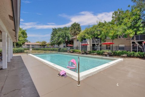Condo in Coral Springs, Florida, 2 bedrooms  № 1161797 - photo 1