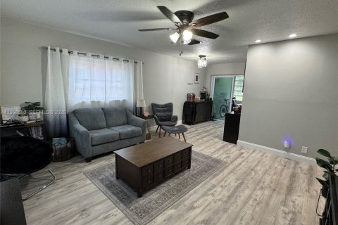 Купить виллу или дом в Тамарак, Флорида 2 спальни, 104.79м2, № 2028239 - фото 2