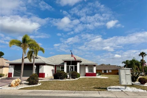 House in Sun City Center, Florida 2 bedrooms, 141.95 sq.m. № 1717755 - photo 1