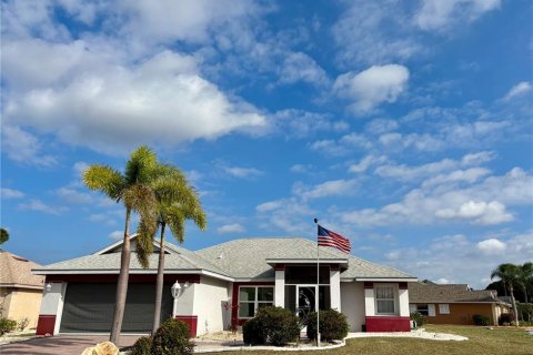 House in Sun City Center, Florida 2 bedrooms, 141.95 sq.m. № 1717755 - photo 3