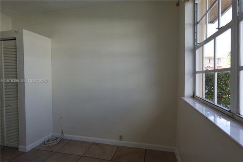 Снять в аренду коммерческую недвижимость в Майами, Флорида 1 спальня, 173.54м2, № 2045976 - фото 6