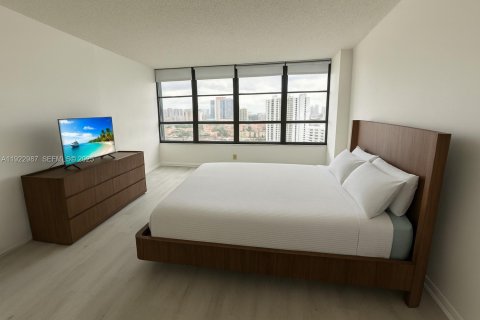 Condo in Hallandale Beach, Florida, 1 bedroom  № 2038824