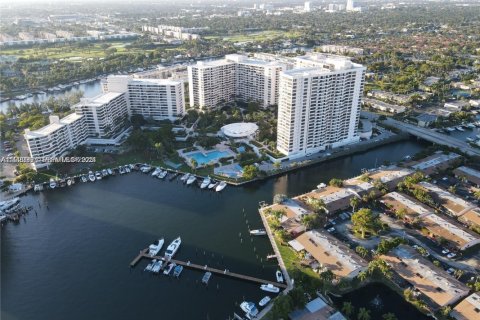 Copropriété à louer à Hallandale Beach, Floride: 1 chambre, 92.9 m2 № 2038824 - photo 23