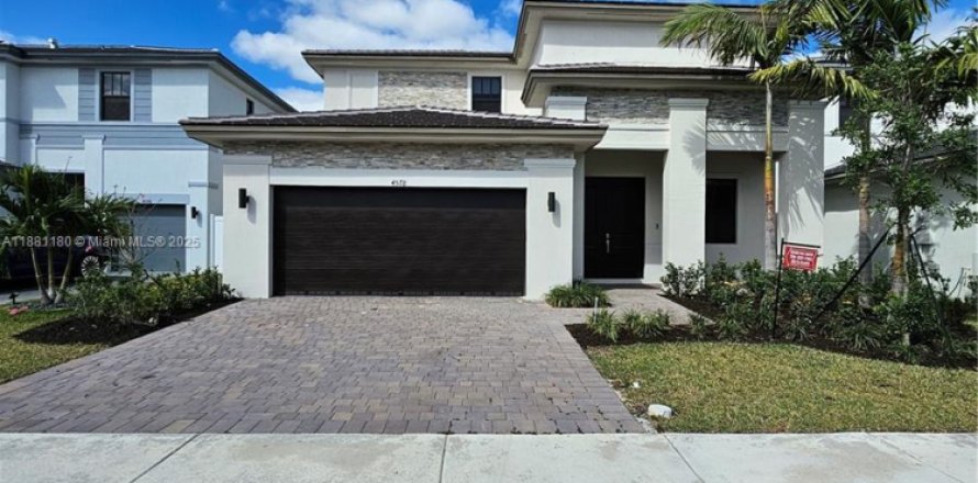 Дом в Мирамар, Флорида 4 спальни, 318.1м2 № 1977609