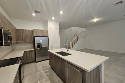 Casa en alquiler en Miramar, Florida, 4 dormitorios, 318.1 m2 № 1977609 - foto 9