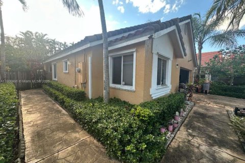 Casa en venta en Plantation, Florida, 2 dormitorios, 145.3 m2 № 1963799 - foto 1