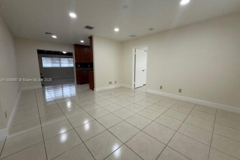 Villa ou maison à vendre à Hialeah, Floride: 3 chambres, 102.66 m2 № 1922325 - photo 2