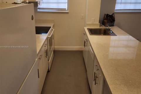 Condo in Opa-locka, Florida, 3 bedrooms  № 1693437 - photo 13