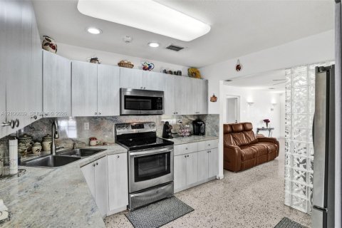 Villa ou maison à vendre à Hialeah, Floride: 4 chambres, 205.87 m2 № 2419419 - photo 25