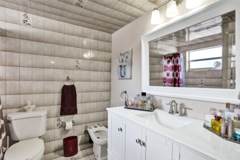 Villa ou maison à vendre à Hialeah, Floride: 4 chambres, 205.87 m2 № 2419419 - photo 11