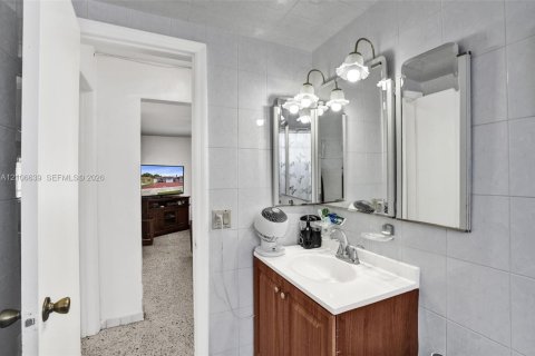 Villa ou maison à vendre à Hialeah, Floride: 4 chambres, 205.87 m2 № 2419419 - photo 4