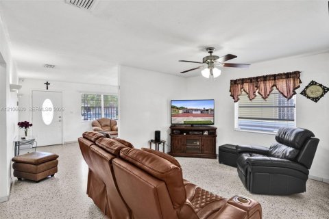 Villa ou maison à vendre à Hialeah, Floride: 4 chambres, 205.87 m2 № 2419419 - photo 22
