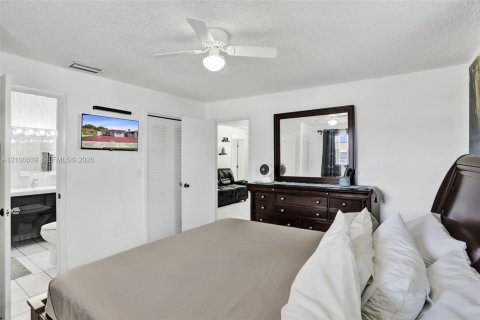 Villa ou maison à vendre à Hialeah, Floride: 4 chambres, 205.87 m2 № 2419419 - photo 17