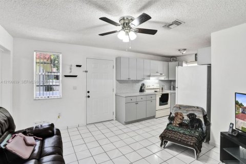 Villa ou maison à vendre à Hialeah, Floride: 4 chambres, 205.87 m2 № 2419419 - photo 14