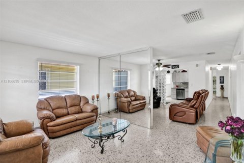 Villa ou maison à vendre à Hialeah, Floride: 4 chambres, 205.87 m2 № 2419419 - photo 18