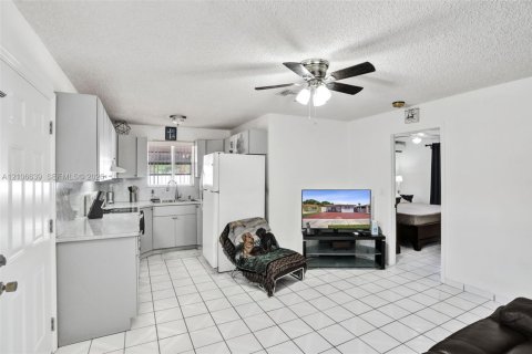 Villa ou maison à vendre à Hialeah, Floride: 4 chambres, 205.87 m2 № 2419419 - photo 15