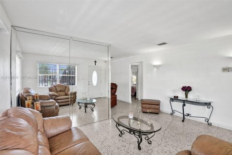 Villa ou maison à vendre à Hialeah, Floride: 4 chambres, 205.87 m2 № 2419419 - photo 19