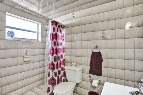Villa ou maison à vendre à Hialeah, Floride: 4 chambres, 205.87 m2 № 2419419 - photo 12