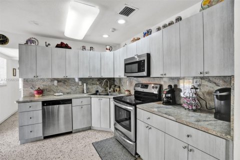 Villa ou maison à vendre à Hialeah, Floride: 4 chambres, 205.87 m2 № 2419419 - photo 24