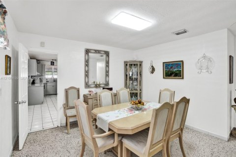 Villa ou maison à vendre à Hialeah, Floride: 4 chambres, 205.87 m2 № 2419419 - photo 28