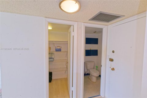Condominio en venta en Fort Lauderdale, Florida, 1 dormitorio, 78.6 m2 № 1983118 - foto 24