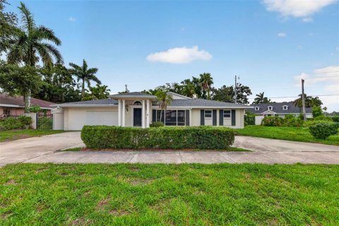 House in Saint Petersburg, Florida 3 bedrooms, 210.52 sq.m. № 2299852