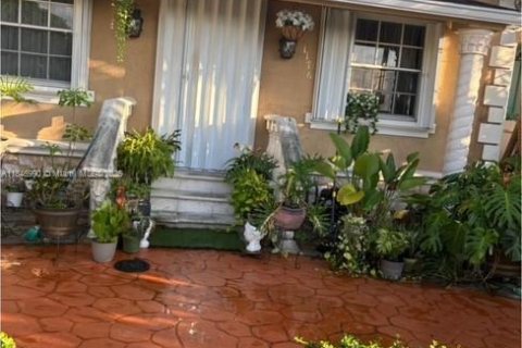 Propiedad comercial en alquiler en Miami, Florida, 1 dormitorio, 108.7 m2 № 1845501 - foto 1