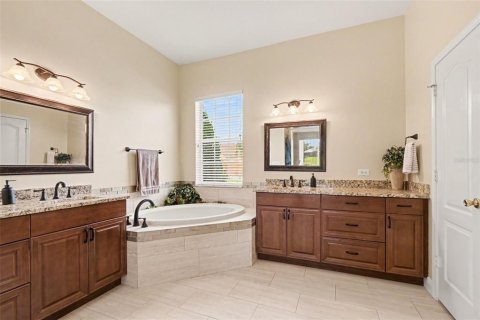 House in Wesley Chapel, Florida 4 bedrooms, 281.68 sq.m. № 2237917 - photo 4