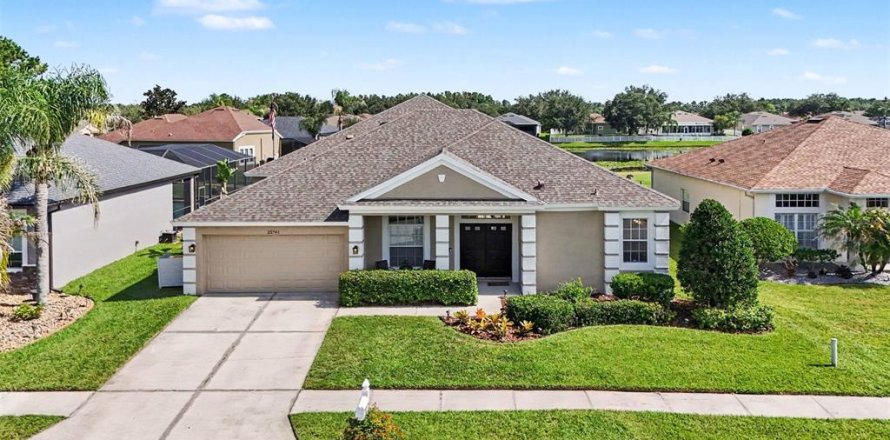 House in Wesley Chapel, Florida 4 bedrooms, 281.68 sq.m. № 2237917