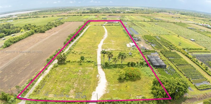 Land in Miami-Dade, Florida № 1856994