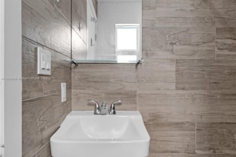 House in Miami, Florida 3 bedrooms, 66.89 sq.m. № 1826043 - photo 24