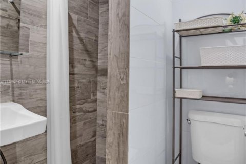 House in Miami, Florida 3 bedrooms, 66.89 sq.m. № 1826043 - photo 12