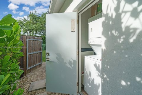 House in Miami, Florida 3 bedrooms, 66.89 sq.m. № 1826043 - photo 17