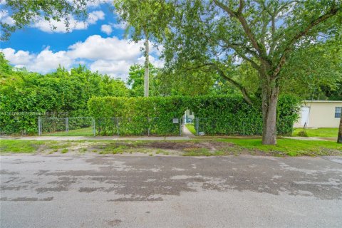 House in Miami, Florida 3 bedrooms, 66.89 sq.m. № 1826043 - photo 18